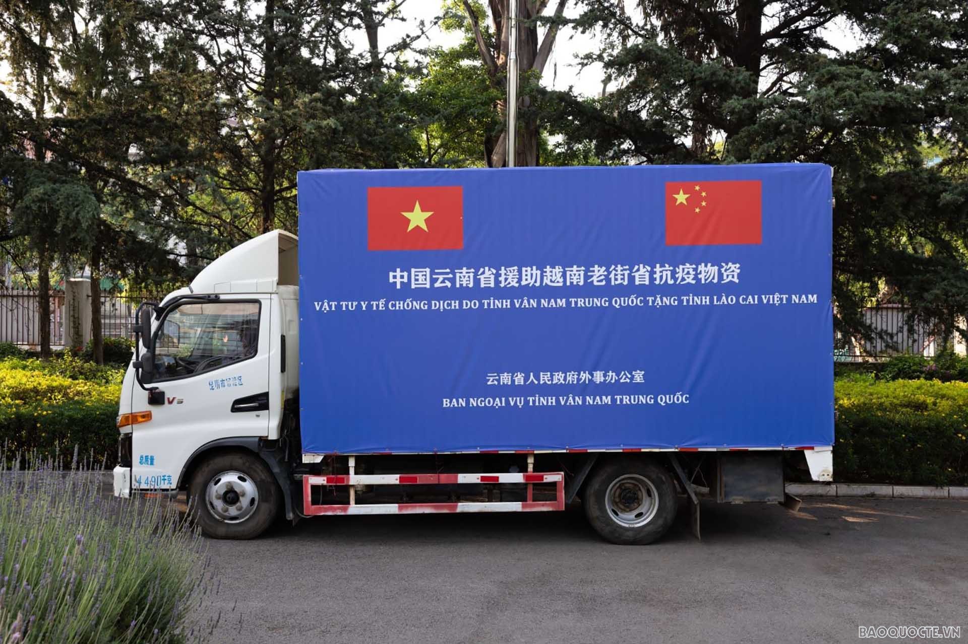 Tiếp nhận vật tư y tế do tỉnh Vân Nam, Trung Quốc trao tặng tỉnh Lào Cai