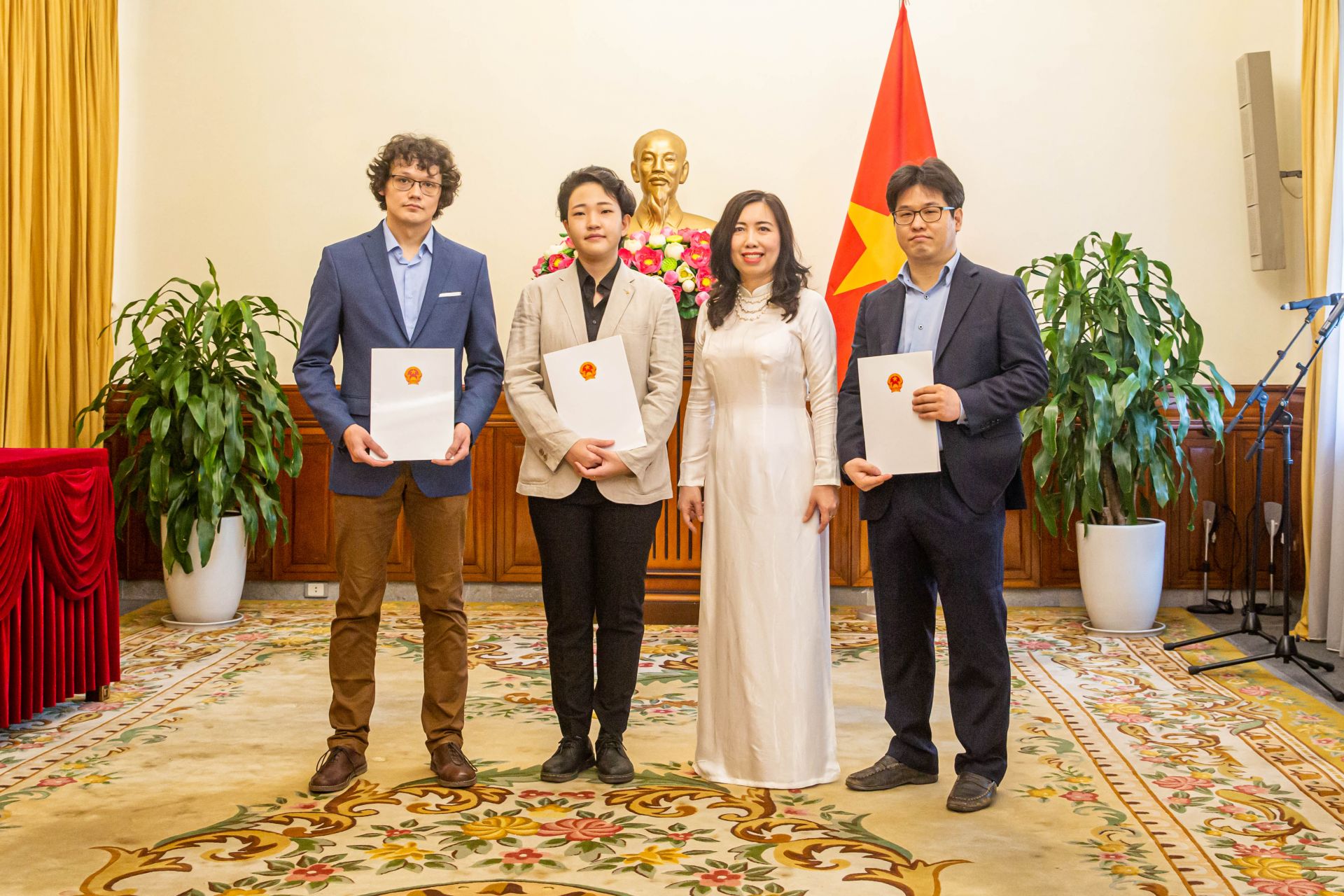 trao giay phep thanh lap van phong thuong tru cho mot so co quan bao chi nuoc ngoai