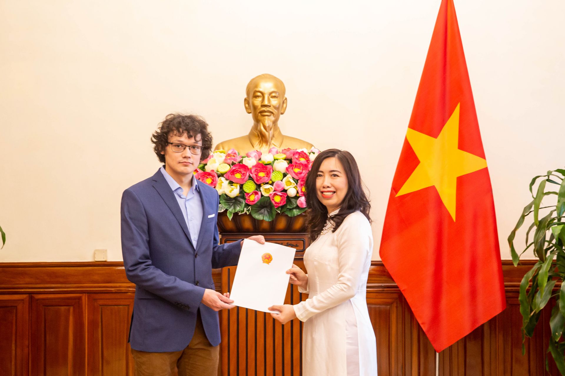 trao giay phep thanh lap van phong thuong tru cho mot so co quan bao chi nuoc ngoai