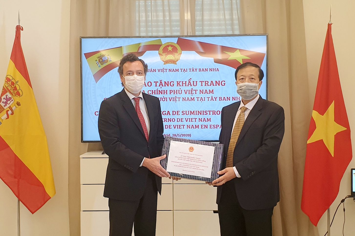 trao quyet dinh bo nhiem lanh su danh du viet nam tai sevilla tay ban nha