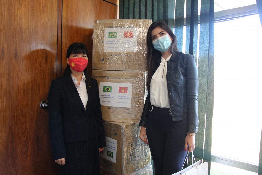 Đại sứ quán Việt Nam tại Brazil trao tặng 10 ngàn khẩu trang y tế cho Hạ viện Brazil Đại sứ quán Việt Nam tại Brazil trao tặng 10 ngàn khẩu trang y tế cho Hạ viện Brazil