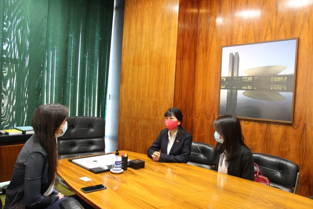 Đại sứ quán Việt Nam tại Brazil trao tặng 10 ngàn khẩu trang y tế cho Hạ viện Brazil Đại sứ quán Việt Nam tại Brazil trao tặng 10 ngàn khẩu trang y tế cho Hạ viện Brazil