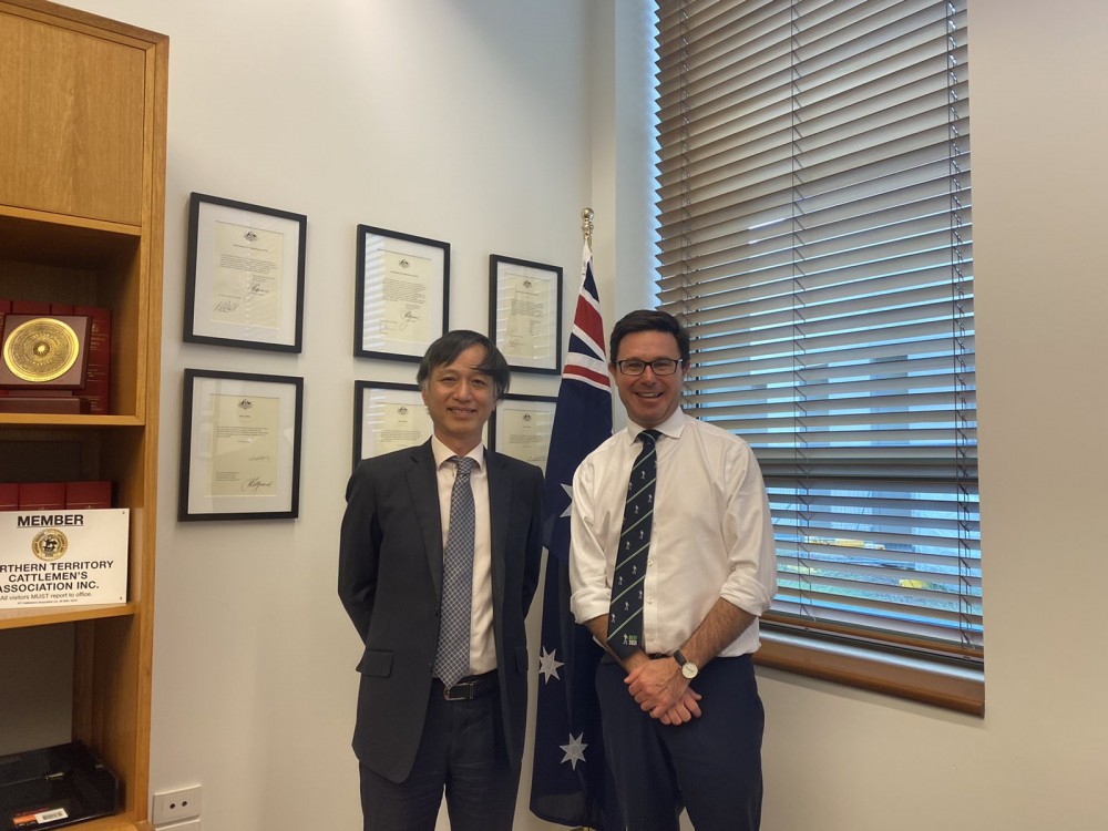 Đại sứ Việt Nam tại Australia Nguyễn Tất Thành đã chào xã giao ông David Littleproud, Bộ trưởng Nông nghiệp, Xử lý hạn hán và khẩn cấp trực thuộc Bộ Nông nghiệp, Nước và Môi trường Australia. 