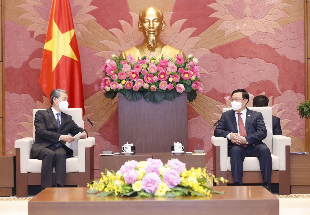 Chủ tịch Quốc hội Vương Đình Huệ tiếp Đại sứ Trung Quốc tại Việt Nam Hùng Ba. (Nguồn: TTXVN)