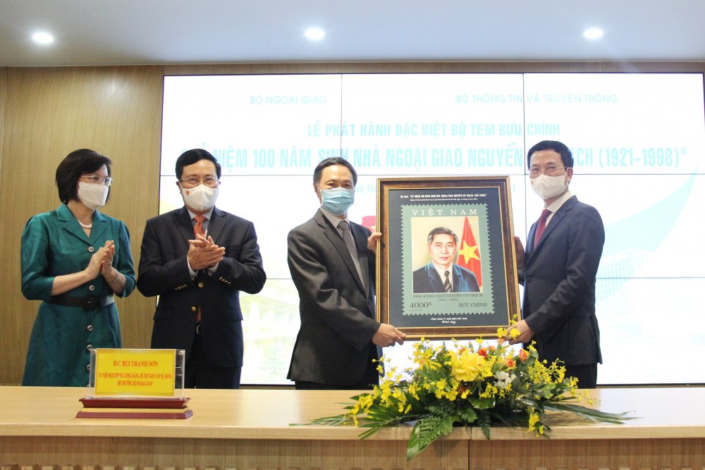 Bộ trưởng Nguyễn Mạnh Hùng trao tặng bức tranh tem cho gia đình Nhà ngoại giao Nguyễn Cơ Thạch