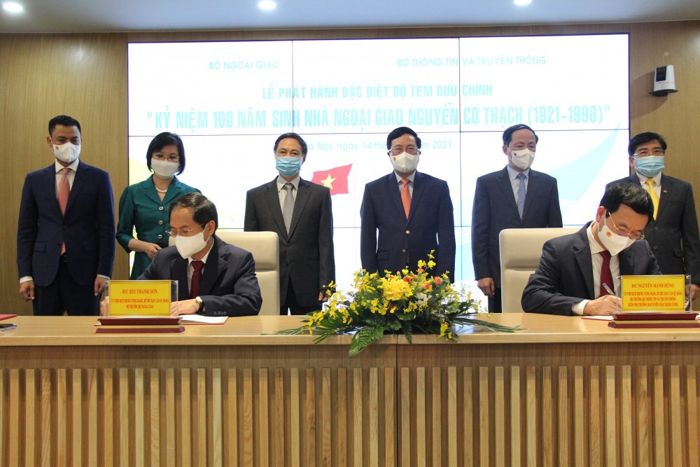 Bộ trưởng Bộ TT&TT Nguyễn Mạnh Hùng và Bộ trưởng Bộ Ngoại giao Bùi Thanh Sơn ký phát hành Bộ tem