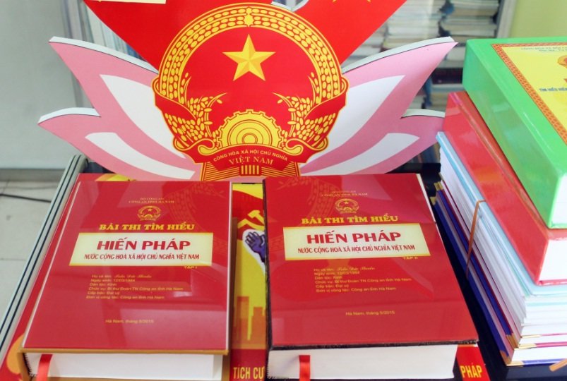 Hiến pháp 2013 khẳng định nguyên tắc Nhà nước công nhận, tôn trọng, bảo vệ và bảo đảm quyền con người, quyền công dân, cam kết “tuân thủ Hiến chương LHQ và điều ước quốc tế mà Cộng hòa xã hội chủ nghĩa Việt Nam là thành viên”. (Nguồn: VGP) Hiến pháp 2013 khẳng định nguyên tắc Nhà nước công nhận, tôn trọng, bảo vệ và bảo đảm quyền con người, quyền công dân, cam kết “tuân thủ Hiến chương LHQ và điều ước quốc tế mà Cộng hòa xã hội chủ nghĩa Việt Nam là thành viên”. (Nguồn: VGP)
