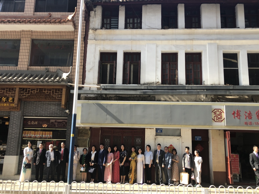 Các đại biểu chụp ảnh lưu niệm tại di tích nơi ở cũ của Chủ tịch Hồ Chí Minh