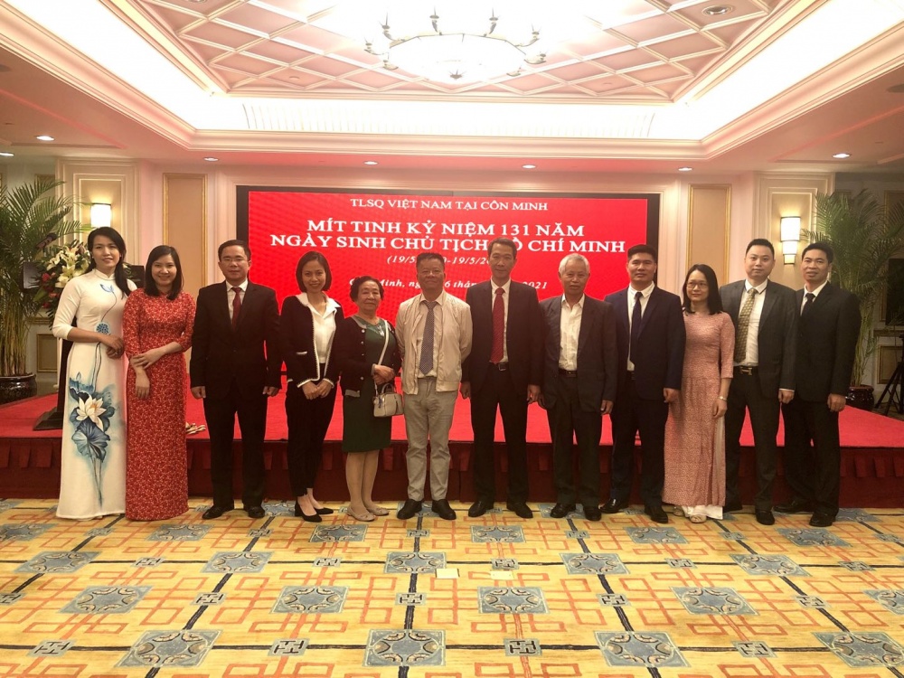 Các đại biểu chụp ảnh lưu niệm