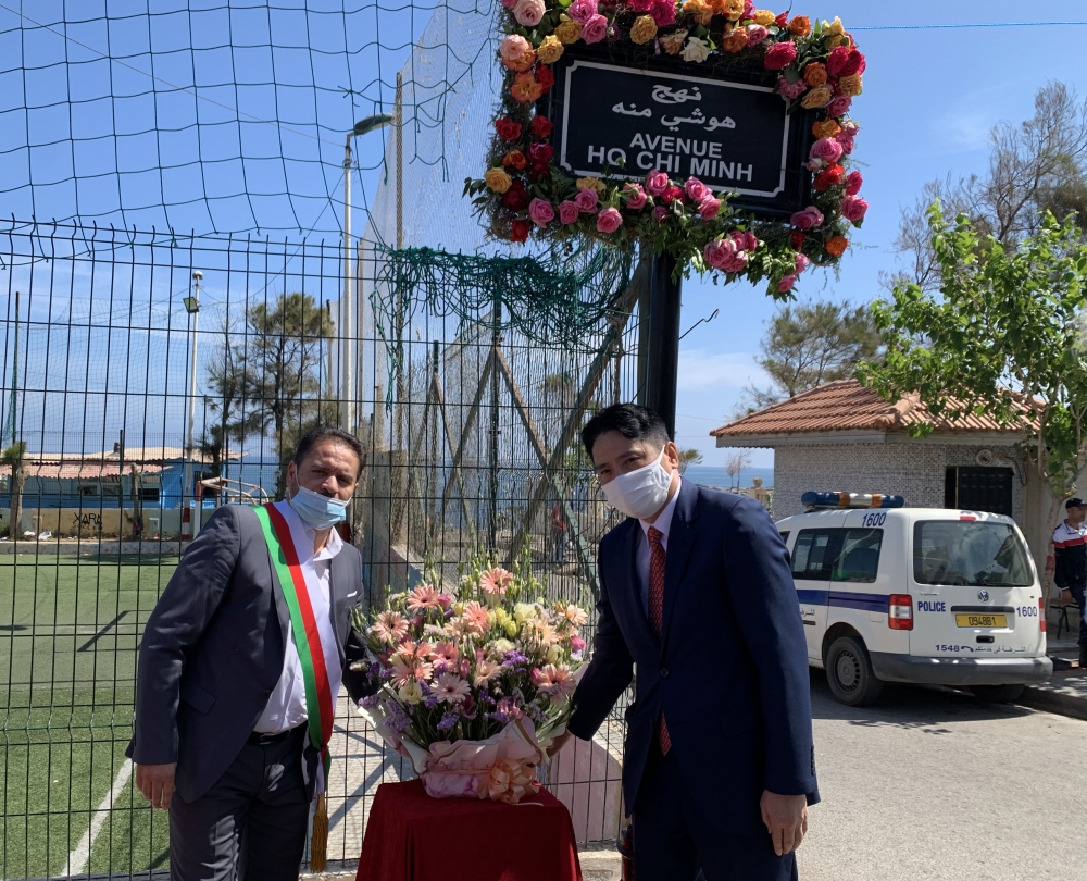 Đại sứ Nguyễn Thành Vinh và Chủ tịch Mediani Toufik dâng hoa tại Đại lộ Hồ Chí Minh, thủ đô Algiers, Algeria.