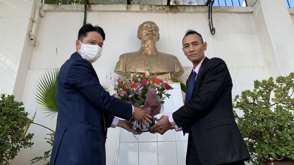 Tập thể Đại sứ quán dâng hoa tại tượng Chủ tịch Hồ Chí Minh tại trụ sở Đại sứ quán. Tập thể Đại sứ quán dâng hoa tại tượng Chủ tịch Hồ Chí Minh tại trụ sở Đại sứ quán.