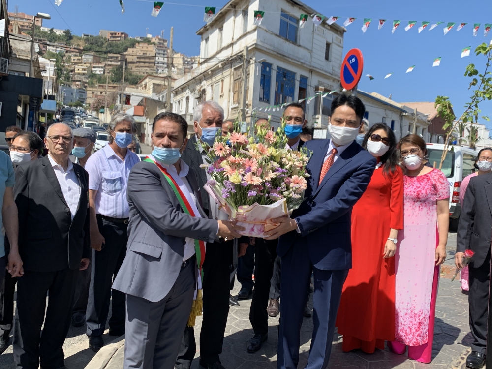 Đại sứ Nguyễn Thành Vinh và Chủ tịch Mediani Toufik dâng hoa tại Đại lộ Hồ Chí Minh, thủ đô Algiers, Algeria.