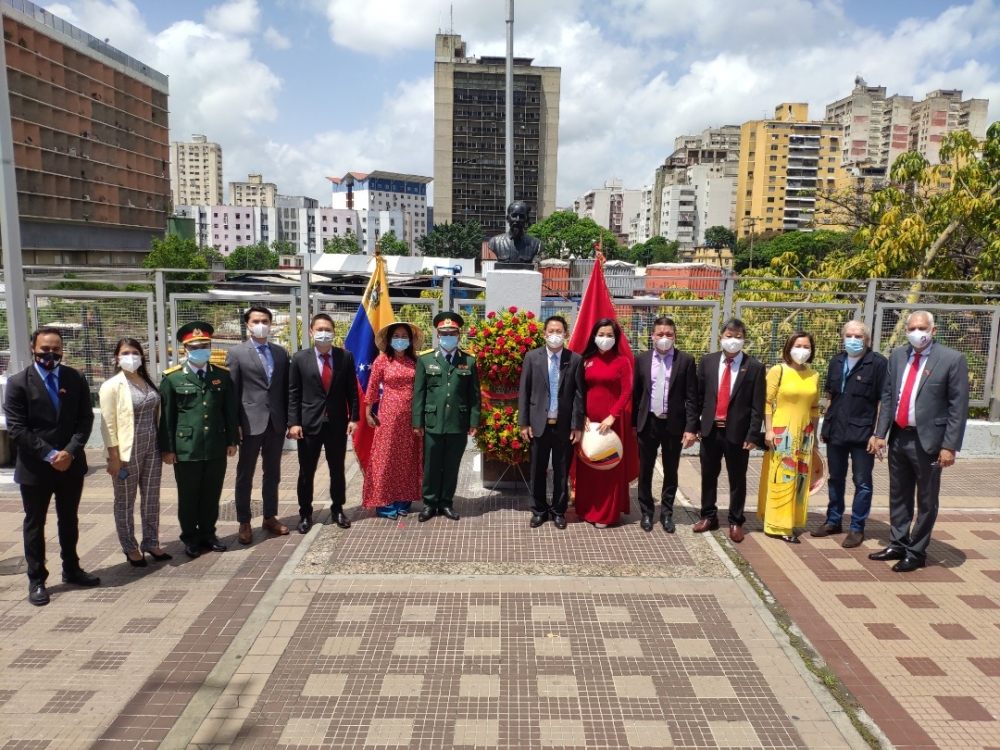 Đại sứ quán Việt Nam tại Venezuela đã tổ chức lễ dâng hoa tại tượng Bác đặt ở Đại lộ Bolivar, trung tâm thủ đô Caracas.