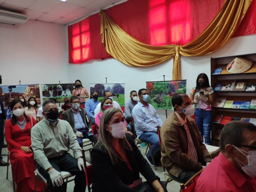 Đại sứ quán Việt Nam tại Venezuela đã khánh thành Không gian trưng bày tư liệu, hình ảnh về Chủ tịch Hồ Chí Minh và đất nước, con người Việt Nam tại trường Đại học Rómulo Gallegos,