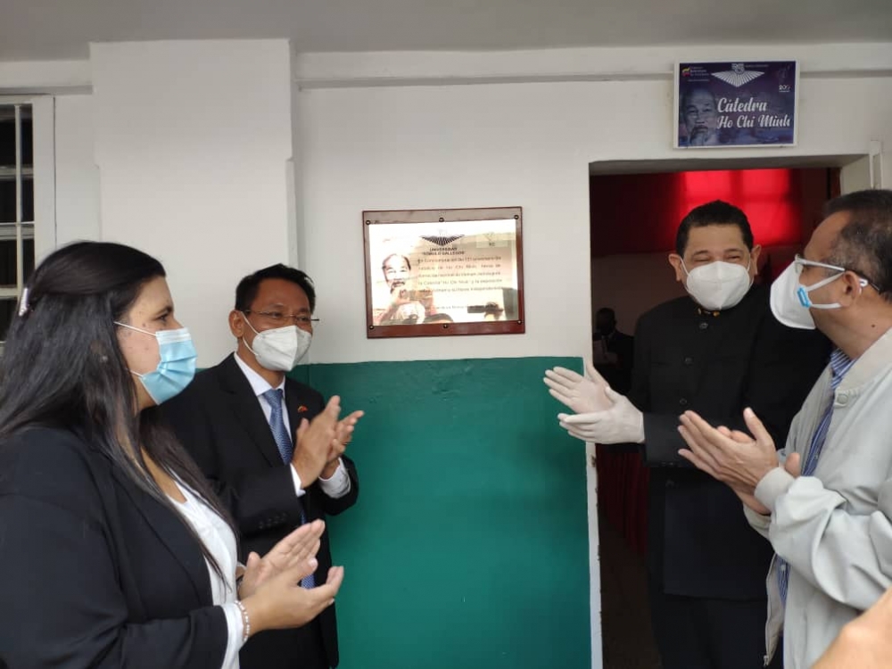 Đại sứ quán Việt Nam tại Venezuela đã khánh thành Không gian trưng bày tư liệu, hình ảnh về Chủ tịch Hồ Chí Minh và đất nước, con người Việt Nam tại trường Đại học Rómulo Gallegos,