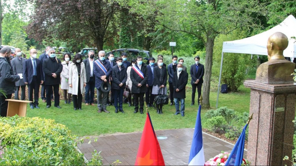 Đại sứ quán Việt Nam tại Pháp và chính quyền thành phố Montreuil, ngoại ô thủ đô Paris, đã long trọng tổ chức buổi lễ dâng hoa tại tượng Bác trong công viên Montreau của thành phố
