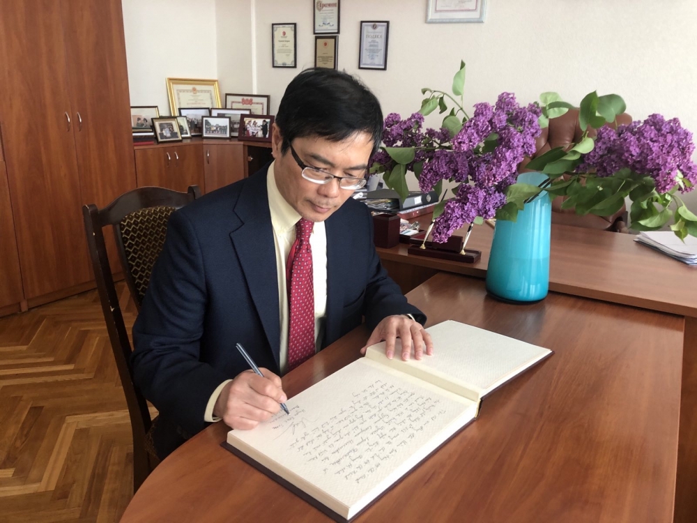 Đại sứ Việt Nam tại Ukraine Nguyễn Hồng Thạch đã đến thăm, làm việc và tặng quà Ban Giám hiệu Trường chuyên ngữ số 251 thành phố Kyiv mang tên Chủ tịch Hồ Chí Minh Đại sứ Việt Nam tại Ukraine Nguyễn Hồng Thạch đã đến thăm, làm việc và tặng quà Ban Giám hiệu Trường chuyên ngữ số 251 thành phố Kyiv mang tên Chủ tịch Hồ Chí Minh