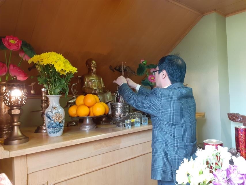 lễ dâng hương Người tại Phòng tưởng niệm Chủ tịch Hồ Chí Minh trong trụ sở Đại sứ quán lễ dâng hương Người tại Phòng tưởng niệm Chủ tịch Hồ Chí Minh trong trụ sở Đại sứ quán