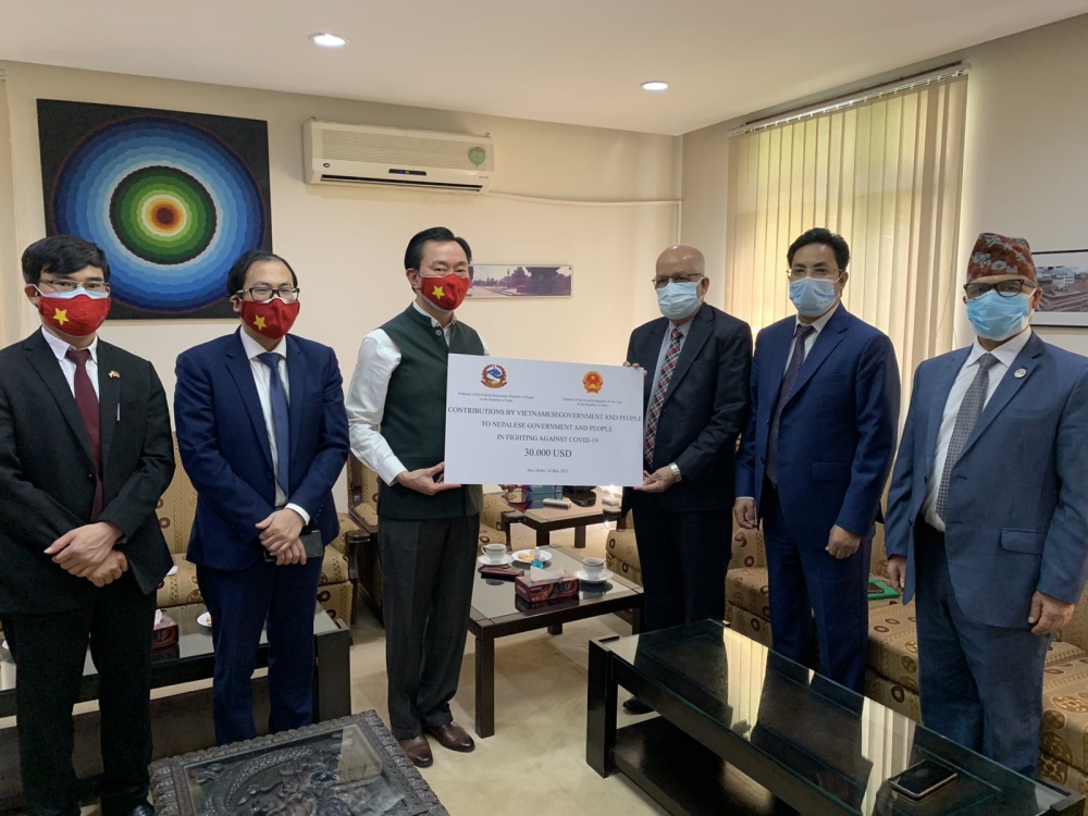 Đại sứ Phạm Sanh Châu đã trao tượng trưng tới Đại sứ Nepal tại Ấn Độ Deep Kumar Upadhayay 30.000 USD khoản tiền của Chính phủ Việt Nam hỗ trợ Chính phủ và nhân dân Nepal để chống dịch bệnh Covid-19