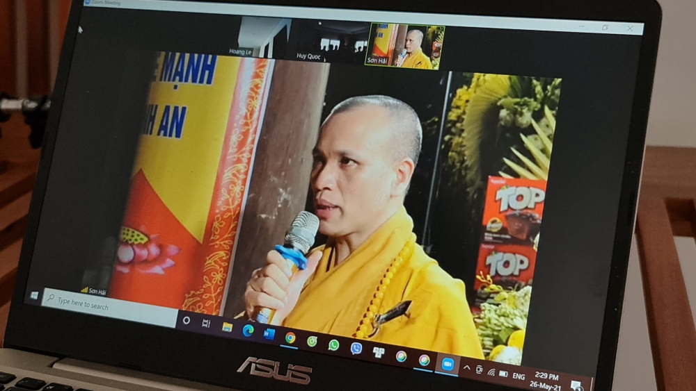 Thượng tọa Thích Đồng Huệ tuyên đọc thông điệp Phật đản và làm lễ cầu an cho cộng đồng người Việt ở Mozambique và các nước Nam phần châu Phi.