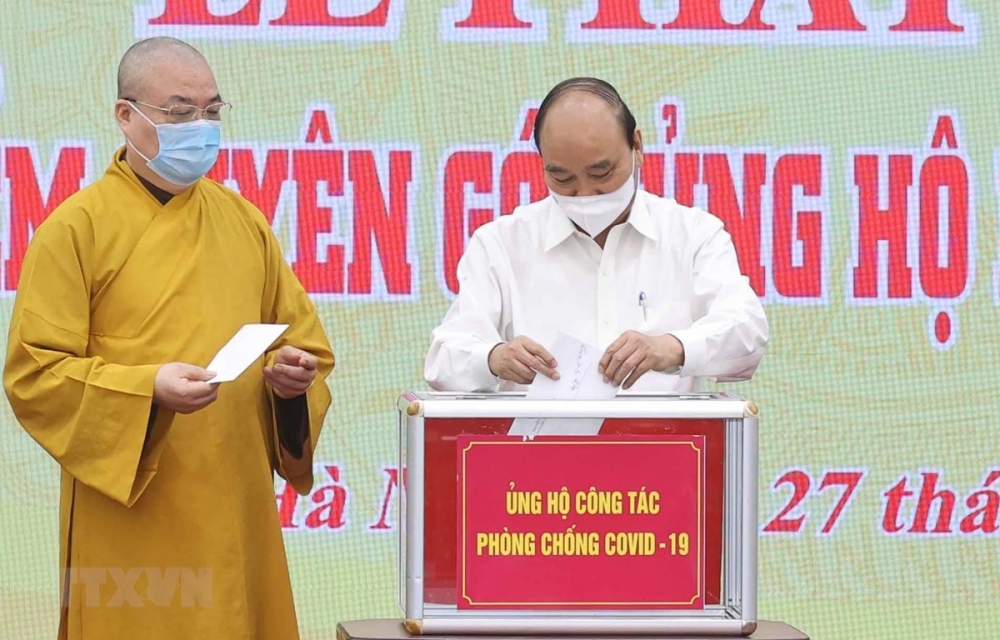 Chủ tịch nước Nguyễn Xuân Phúc quyên góp ủng hộ phòng, chống dịch Covid- 19. (Nguồn: TTXVN)