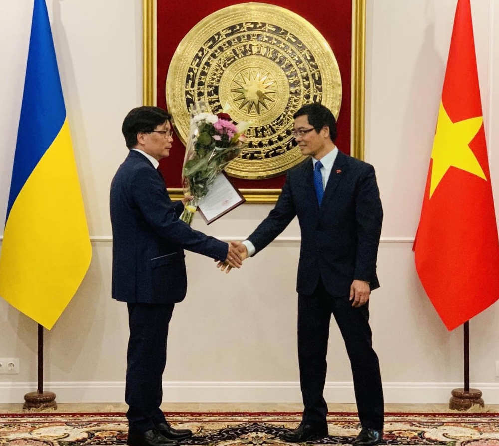 Đại sứ Nguyễn Hồng Thạch đã trân trọng trao quyết định số 896/2021/QĐ-BNG ngày 27/4/2021 của Bộ trưởng Bộ Ngoại giao nước CHXHCN Việt Nam Bùi Thanh Sơn bổ nhiệm ông Nguyễn Văn Khanh làm Lãnh sự danh dự Việt Nam với khu vực lãnh sự là toàn bộ tỉnh Odessa. 