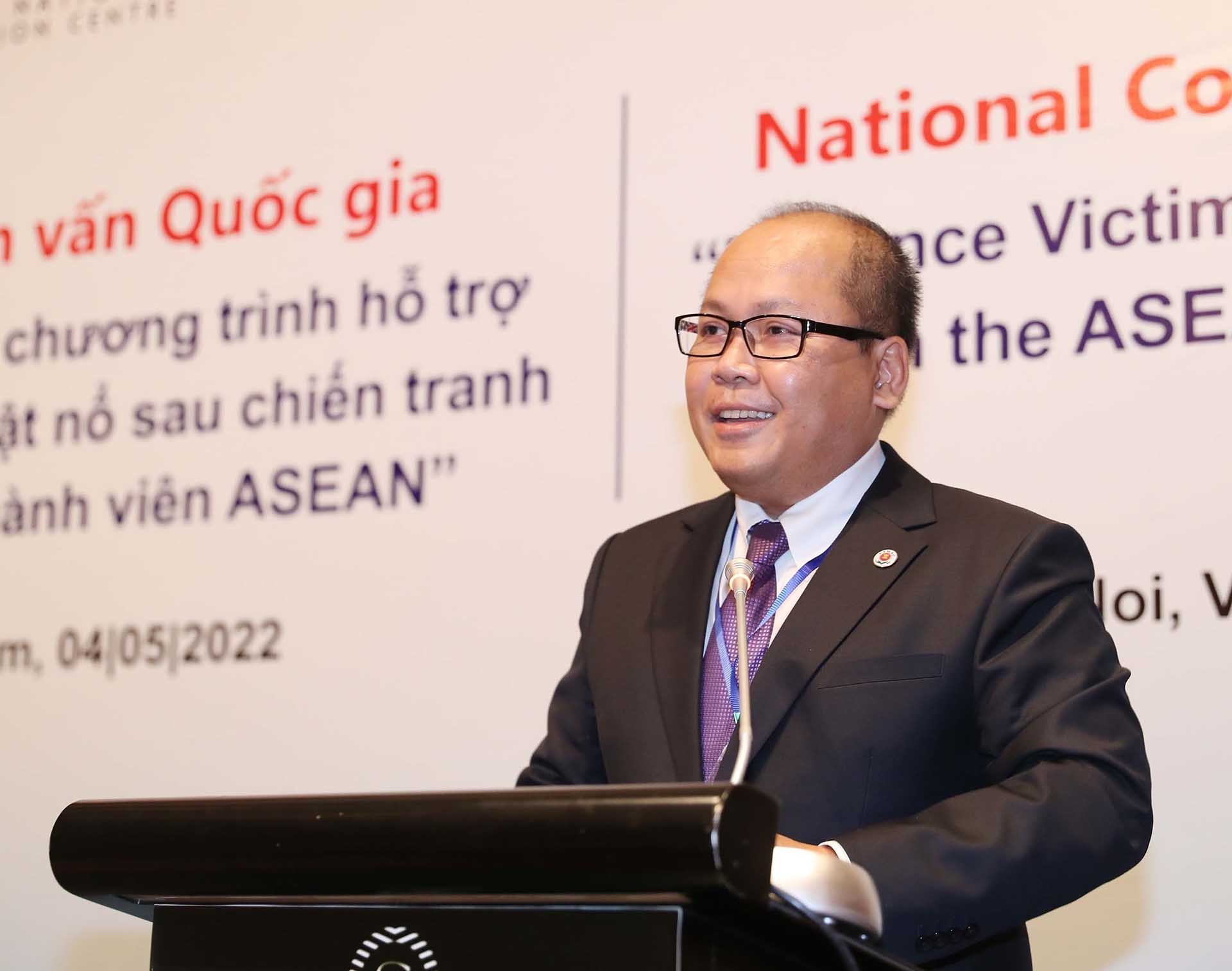 Ông Prum Suonpraseth, Giám đốc điều hành Trung tâm Hành động bom mìn khu vực ASEAN phát biểu. (Nguồn: TTXVN)