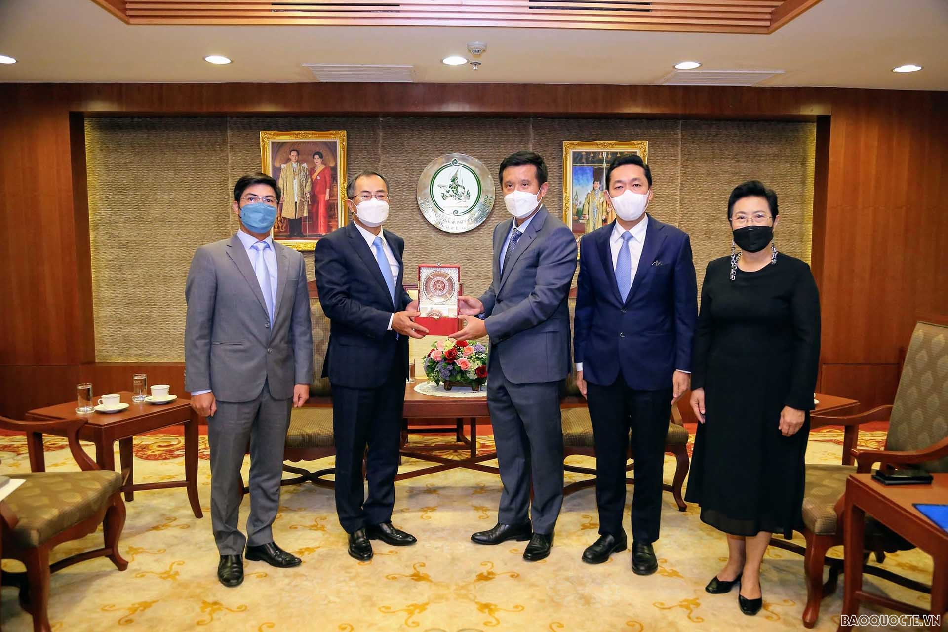 Đại sứ Phan Chí Thành chào xã giao Bộ trưởng Bộ Kinh tế số và Xã hội Thái Lan