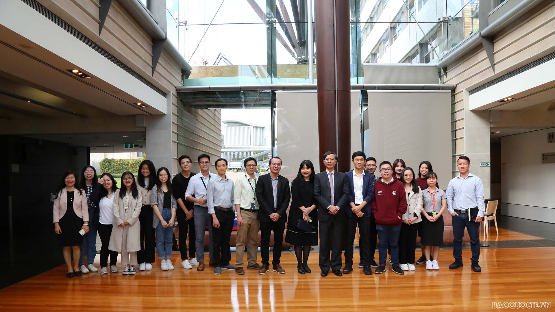 Đại sứ Nguyễn Tất Thành gặp gỡ tri thức, lưu học sinh Việt Nam. Đại sứ Nguyễn Tất Thành gặp gỡ tri thức, lưu học sinh Việt Nam.