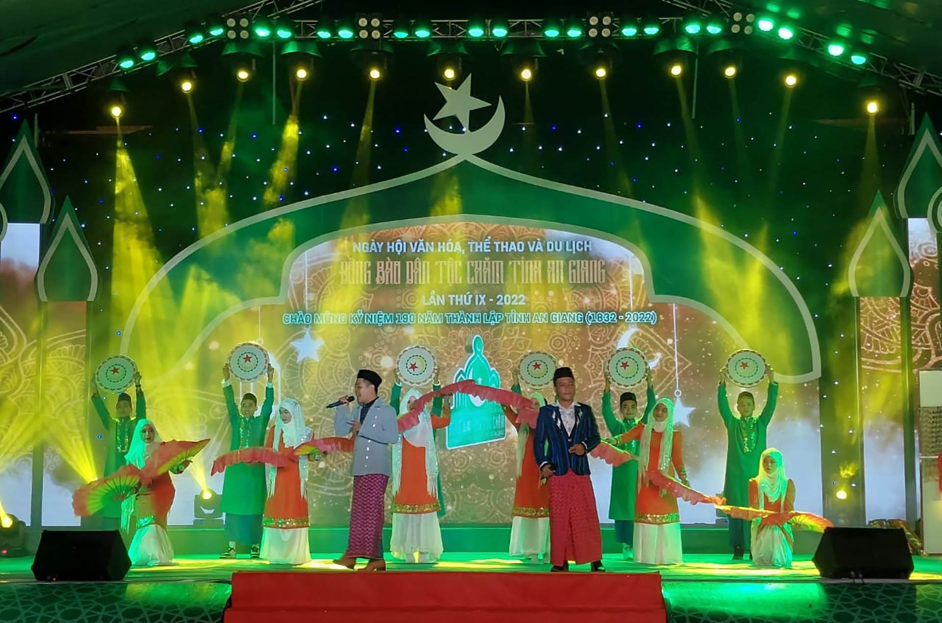 Ông Trương Bá Trạng-Phó Giám đốc Sở Văn hóa-Thể thao và Du lịch An Giang trao cờ đăng cai ngày hội cho lãnh đạo UBND huyện An Phú. (Ảnh: Chiến Khu)