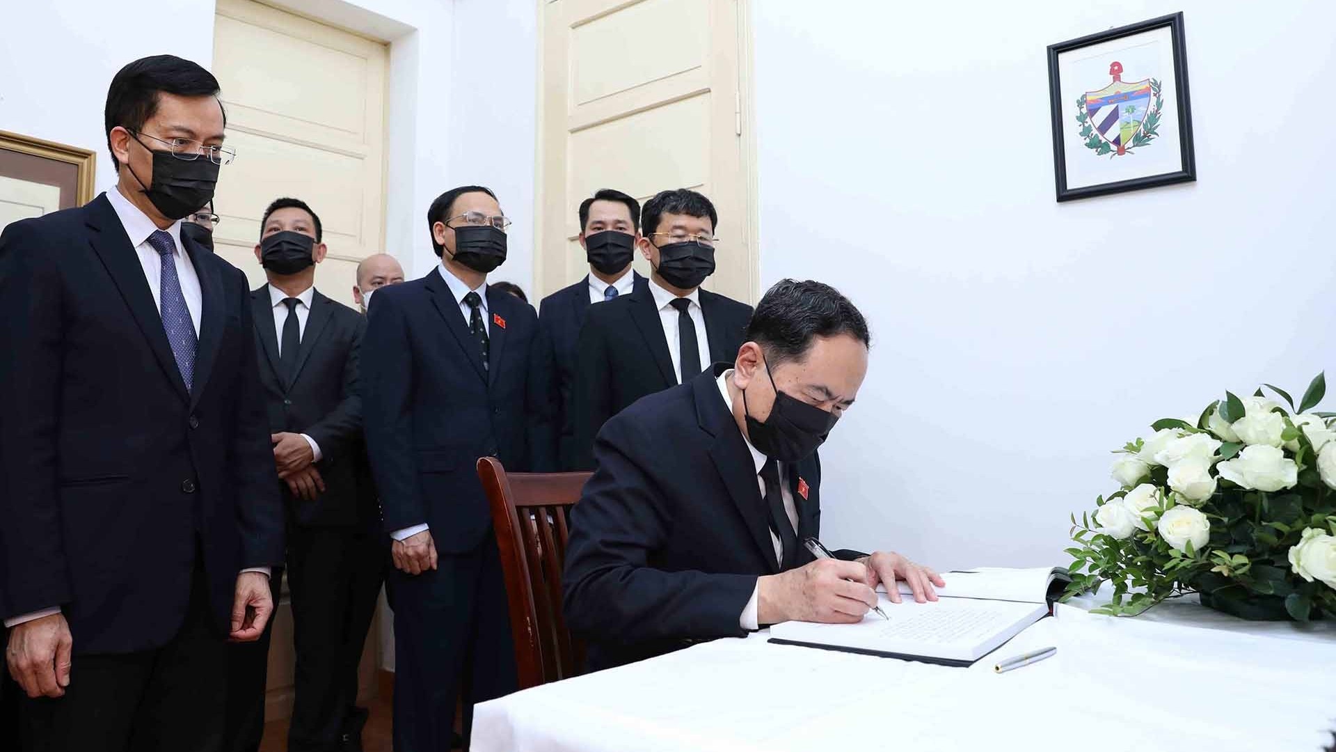 Phó Chủ tịch Thường trực Quốc hội ghi sổ tang, tưởng niệm nguyên Chủ tịch Quốc hội Chính quyền Nhân dân Cuba