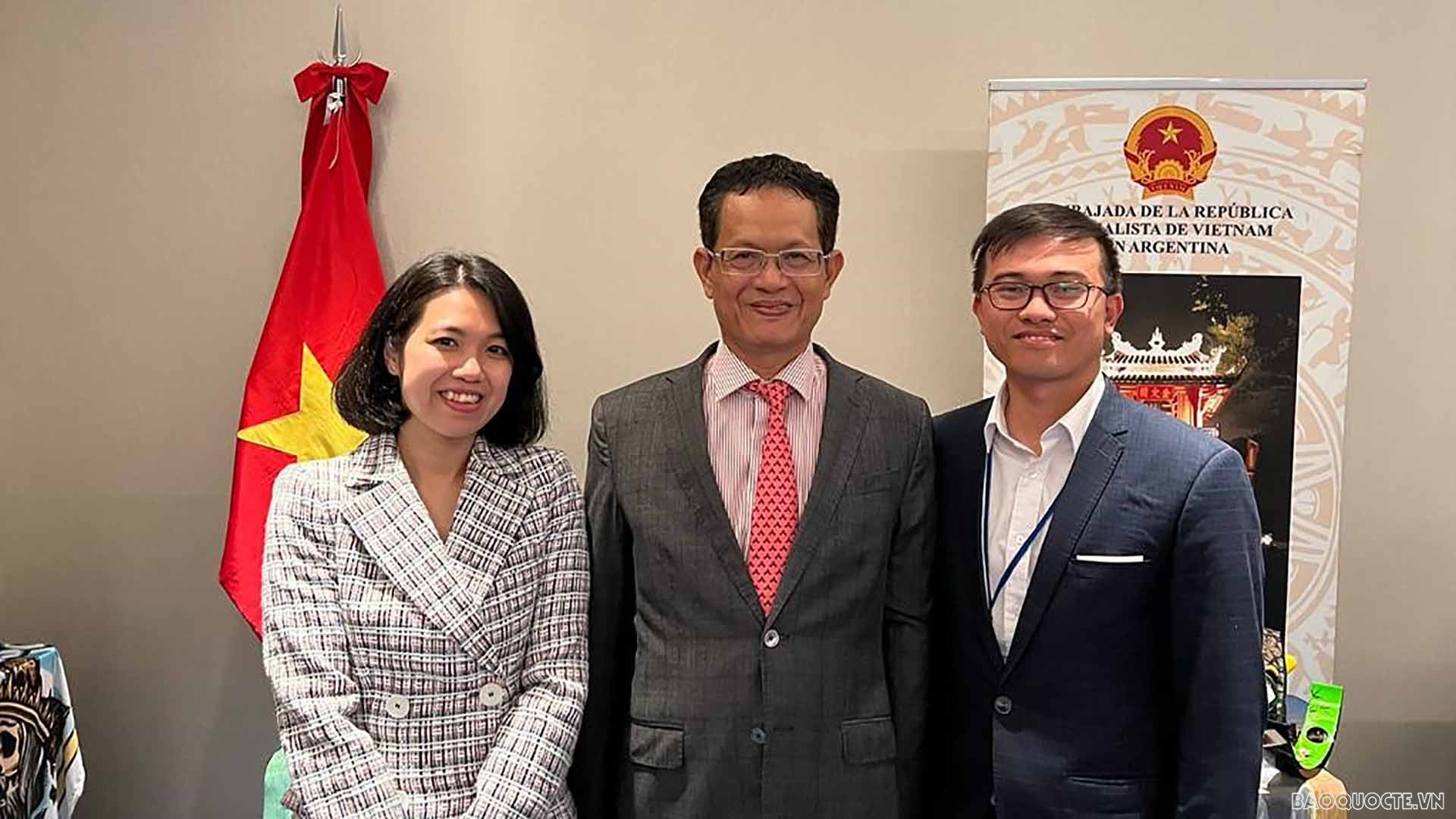 Đại sứ Việt Nam tại Argentina Dương Quốc Thanh và các đại biểu tại sự kiện.