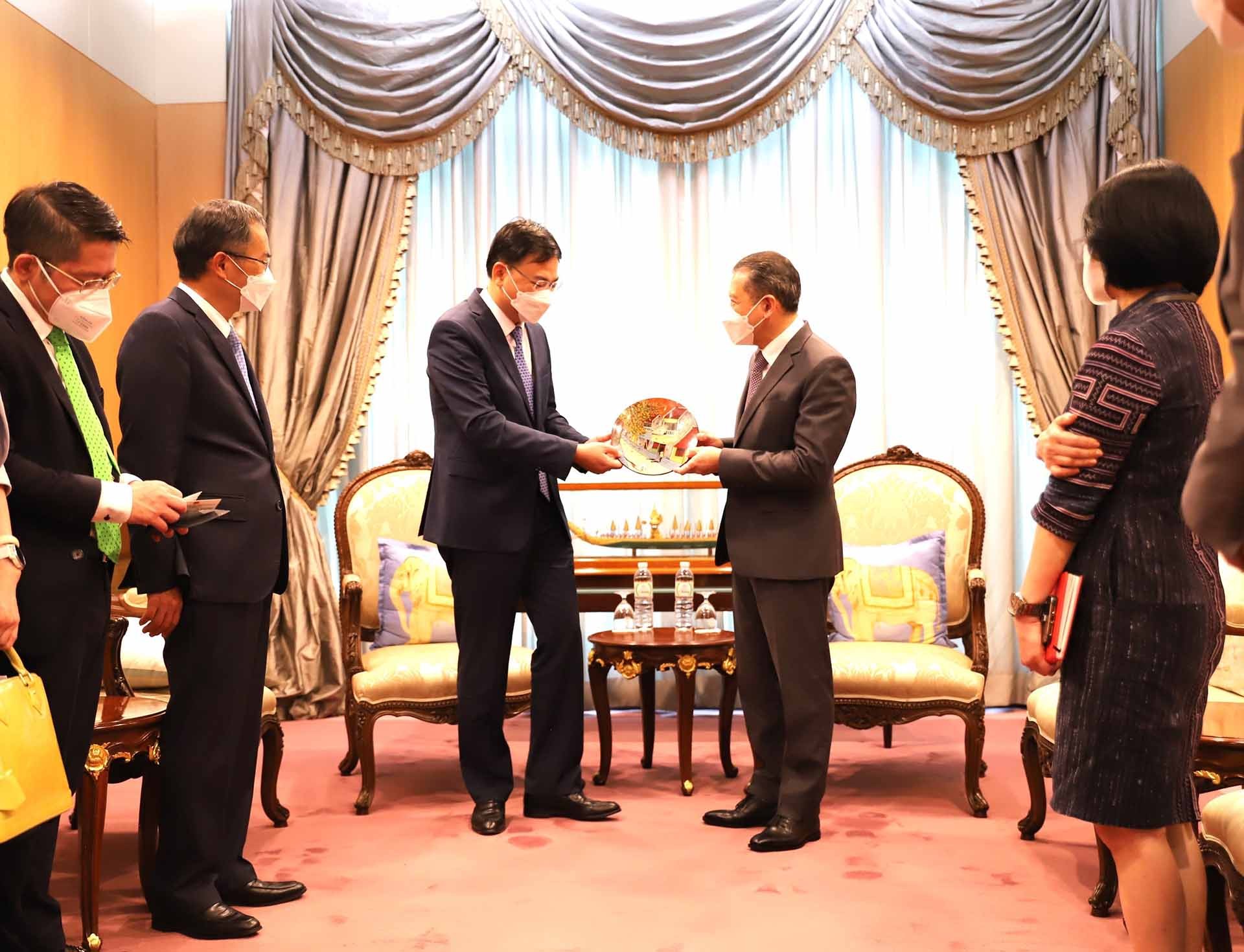 Thứ trưởng Ngoại giao Phạm Quang Hiệu (bên trái) tặng quà lưu niệm cho Quyền Bí thư thường trực Bộ Ngoại giao Thái Lan Sarun Charoensuwan. (Nguồn: TTXVN)