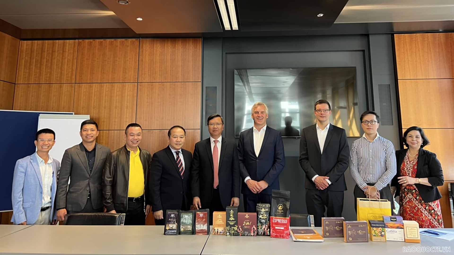 Tổng lãnh sự quán Việt Nam tại Frankfurt tổ chức cuộc làm việc của đoàn doanh nghiệp Việt Nam thuộc Tập đoàn Agri-Food với Phòng Thương mại và Công nghiệp Frankfurt.