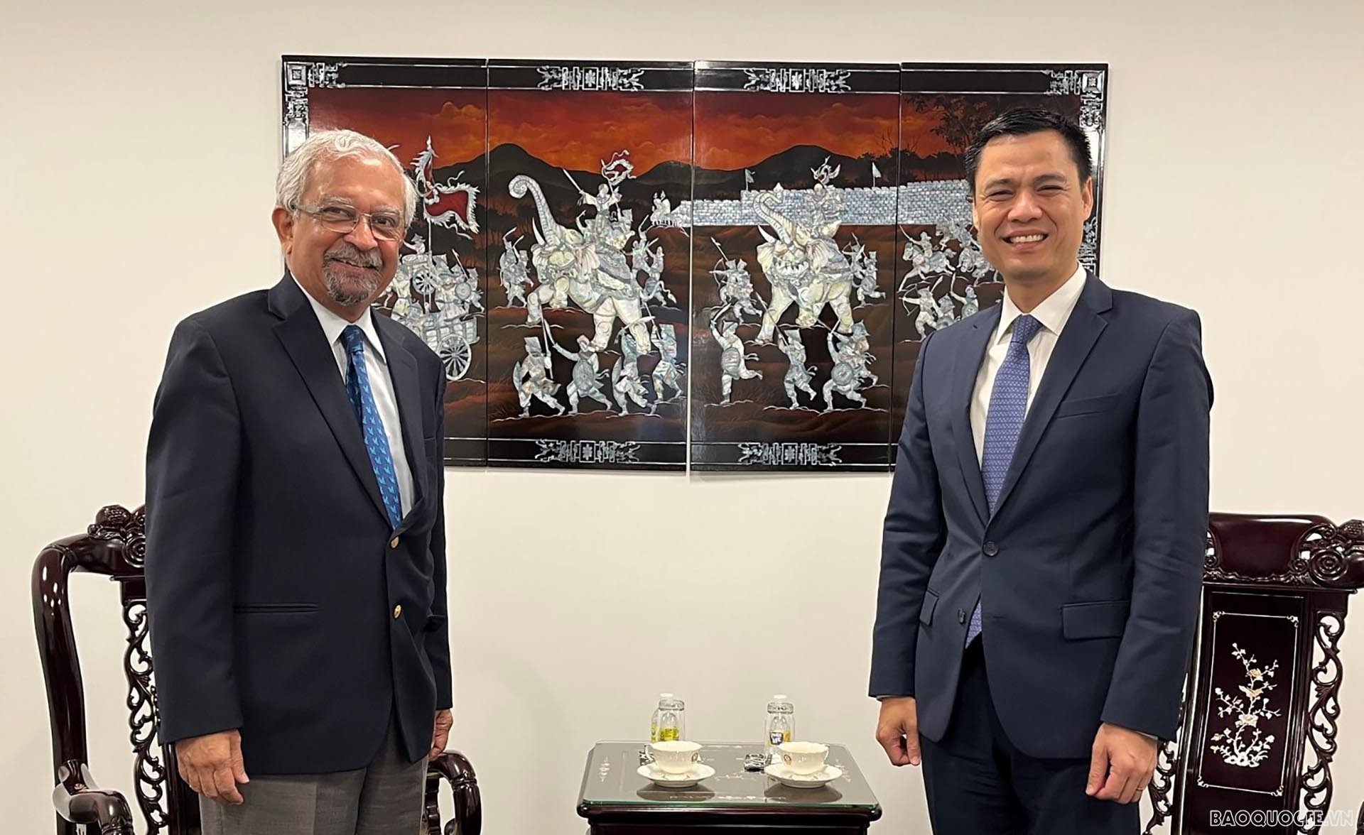 Đại sứ Đặng Hoàng Giang tiếp ông Kamal Maholtra, nguyên Điều phối viên thường trú Liên hợp quốc tại Việt Nam nhiệm kỳ 2017-2021.