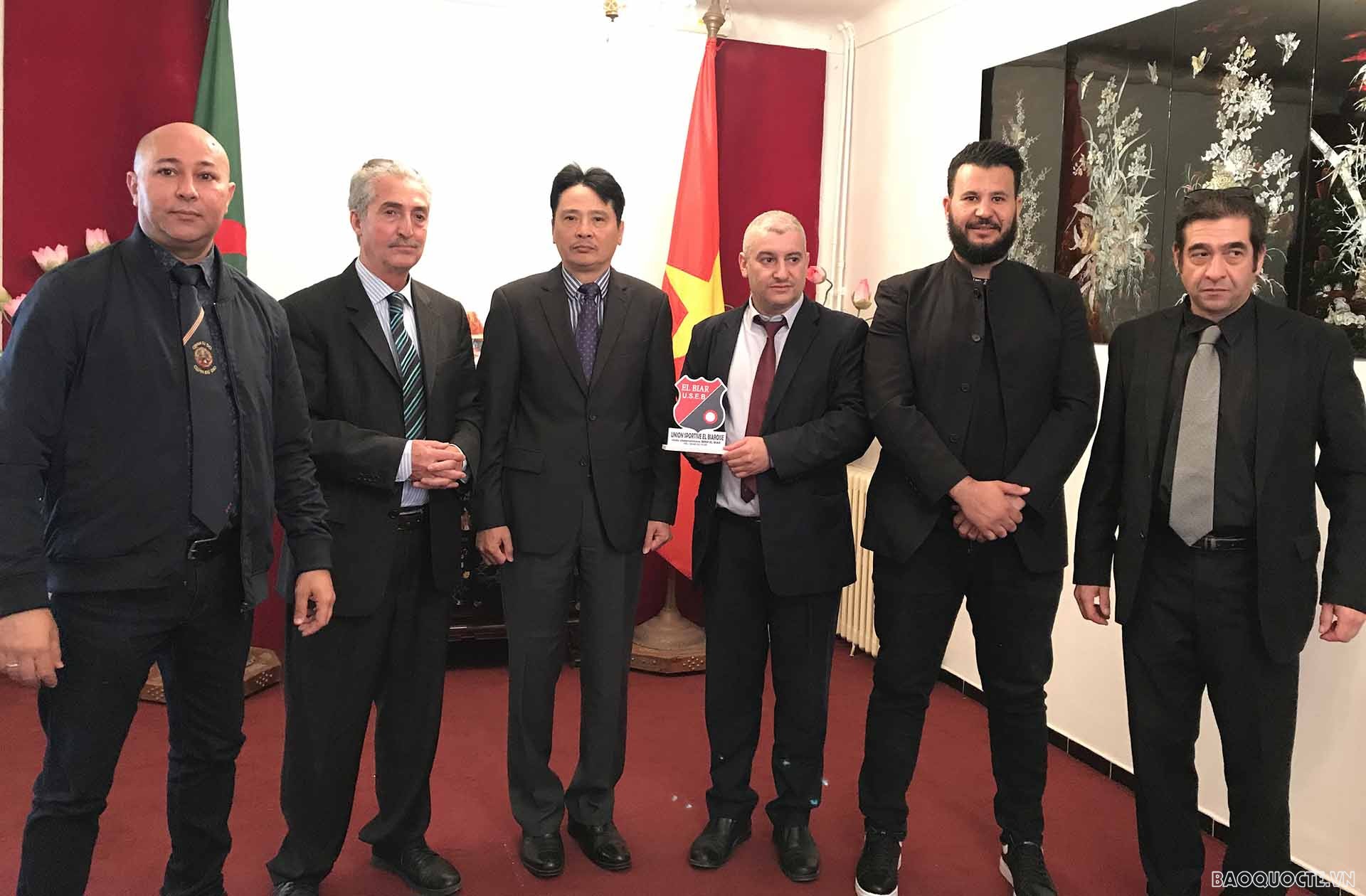 Đội tuyển Quán khí đạo Algeria tặng kỷ niệm chương cho Đại sứ Nguyễn Thành Vinh.