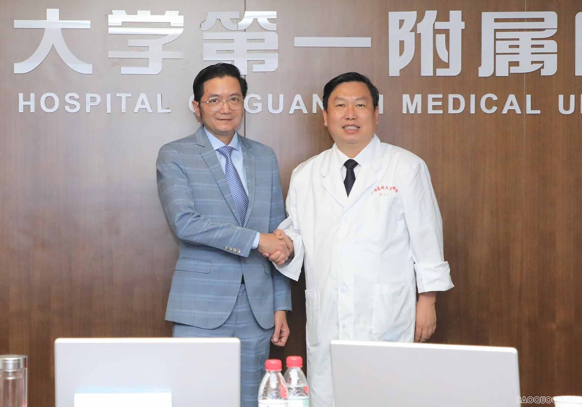 Tổng Lãnh sự Đỗ Nam Trung và GS, TS. Trần Tuấn Cường, Giám đốc Bệnh viện Đại học Y Quảng Tây.
