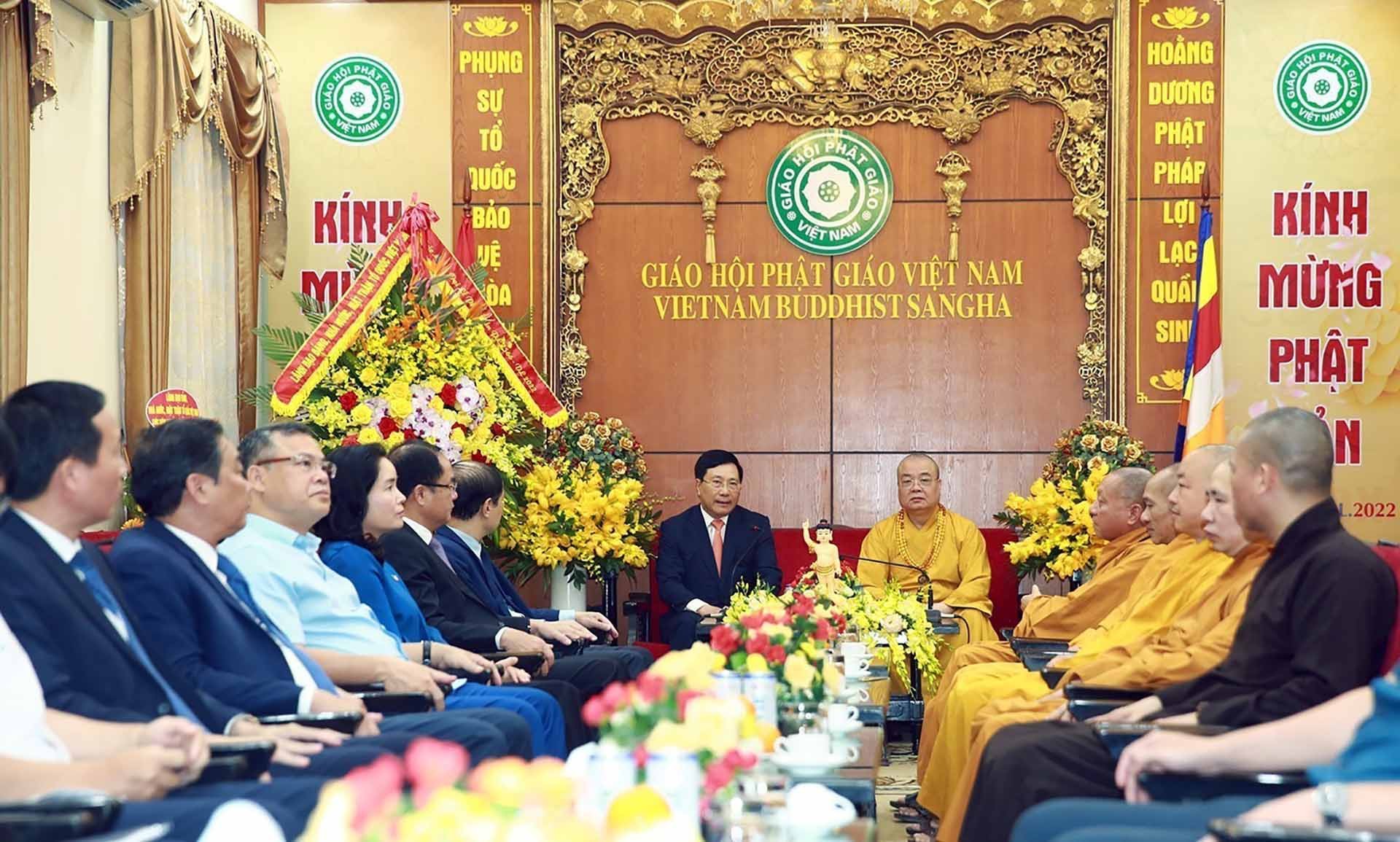 Phó Thủ tướng Thường trực Phạm Bình Minh thăm hỏi, chúc mừng Trung ương Giáo hội Phật giáo Việt Nam cùng các chư vị tăng ni, phật tử. (Nguồn: TTXVN)