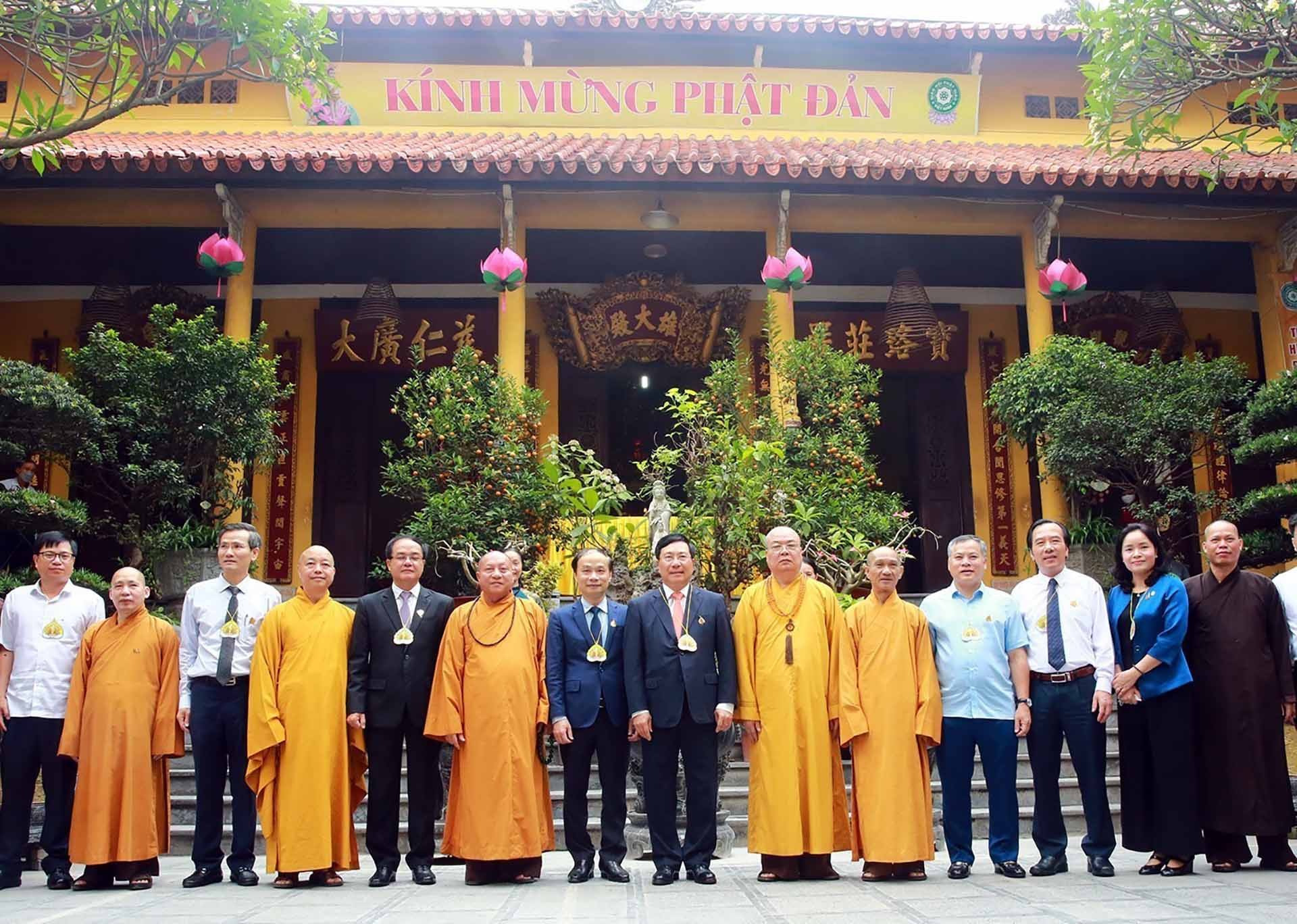 Phó Thủ tướng Thường trực Phạm Bình Minh với lãnh đạo Trung ương Giáo hội Phật giáo Việt Nam. (Nguồn: TTXVN)