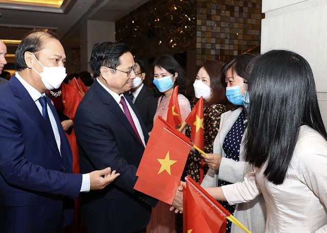 Đại diện cộng đồng người Việt Nam tại Hoa Kỳ và cán bộ, nhân viên Đại sứ quán Việt Nam tại Washington D.C. chào đón Thủ tướng Phạm Minh Chính. (Nguồn: VGP)