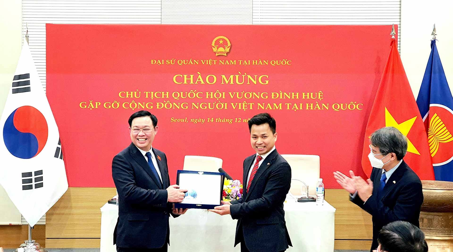 Chủ tịch Quốc hội Vương Đình Huệ và Chủ tịch Hội người Việt Nam tại Hàn Quốc Vũ Đức Lượng trong khuôn khổ chuyến thăm chính thức  Hàn Quốc, tháng 12/2021. (Ảnh: NVCC)