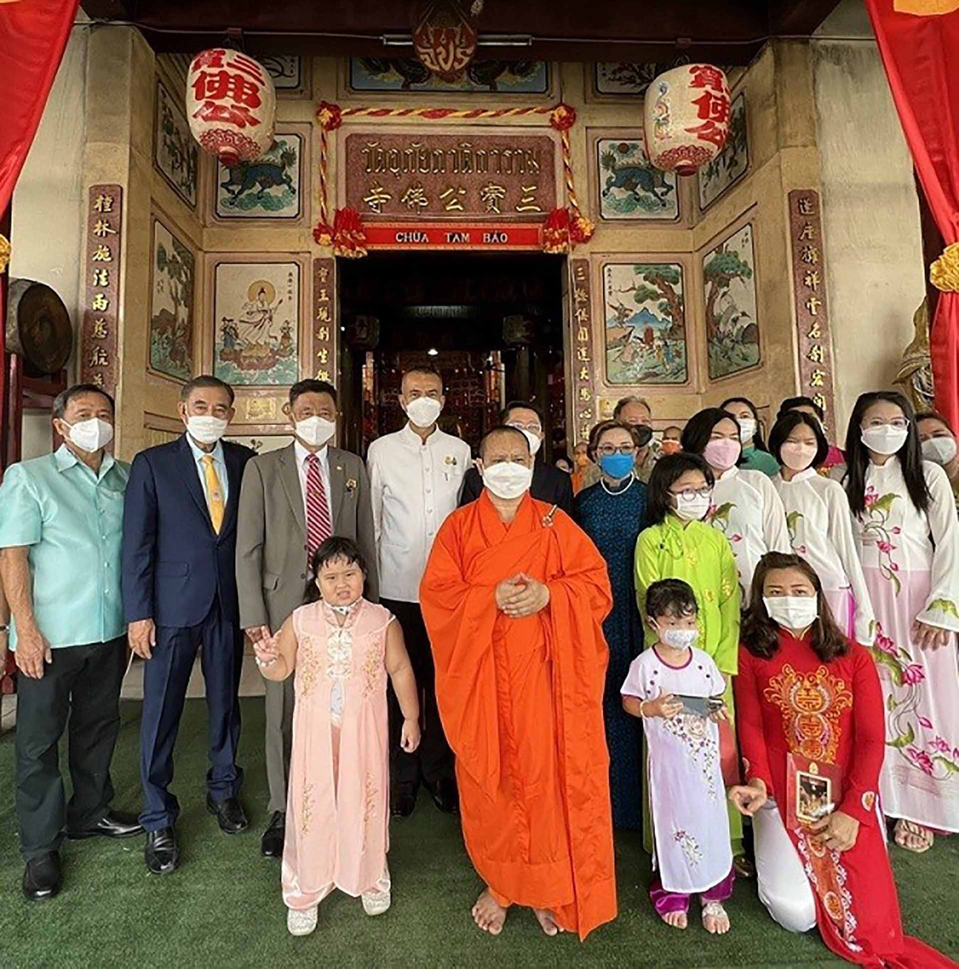 Cộng đồng chứng kiến lễ gắn biển tiếng Việt cho chùa Tam Bảo. (Nguồn: TTXVN)