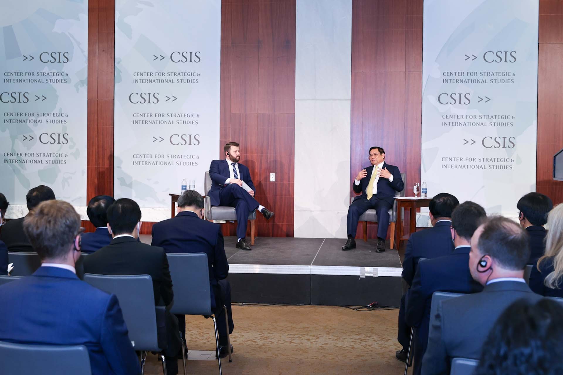 Thủ tướng Phạm Minh Chính trả lời làm rõ thêm một số vấn đề mà Chủ tịch, Giám đốc điều hành Trung tâm nghiên cứu chiến lược và quốc tế Hoa Kỳ (CSIS) nêu. (Nguồn: VGP)