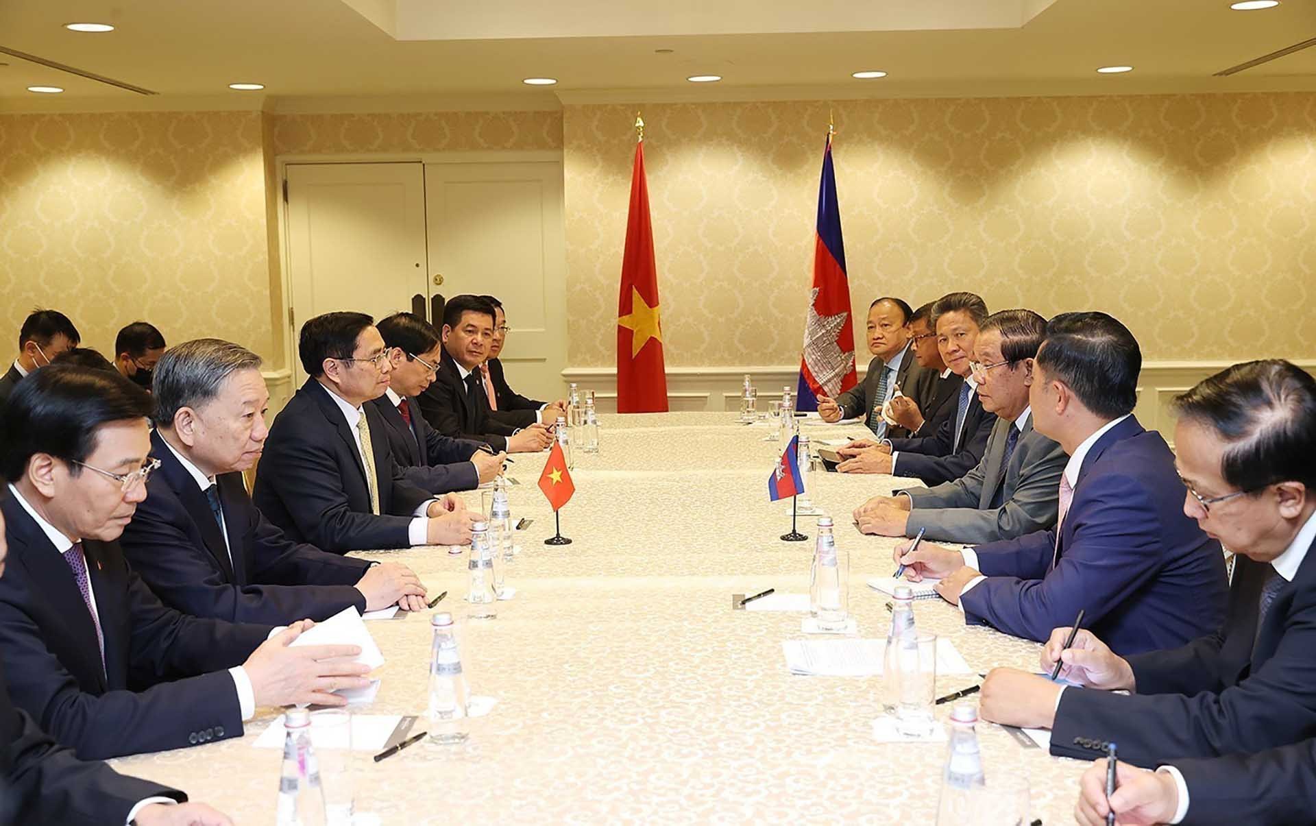 Thủ tướng Phạm Minh Chính gặp Thủ tướng Campuchia Hun Sen. (Nguồn: TTXVN)