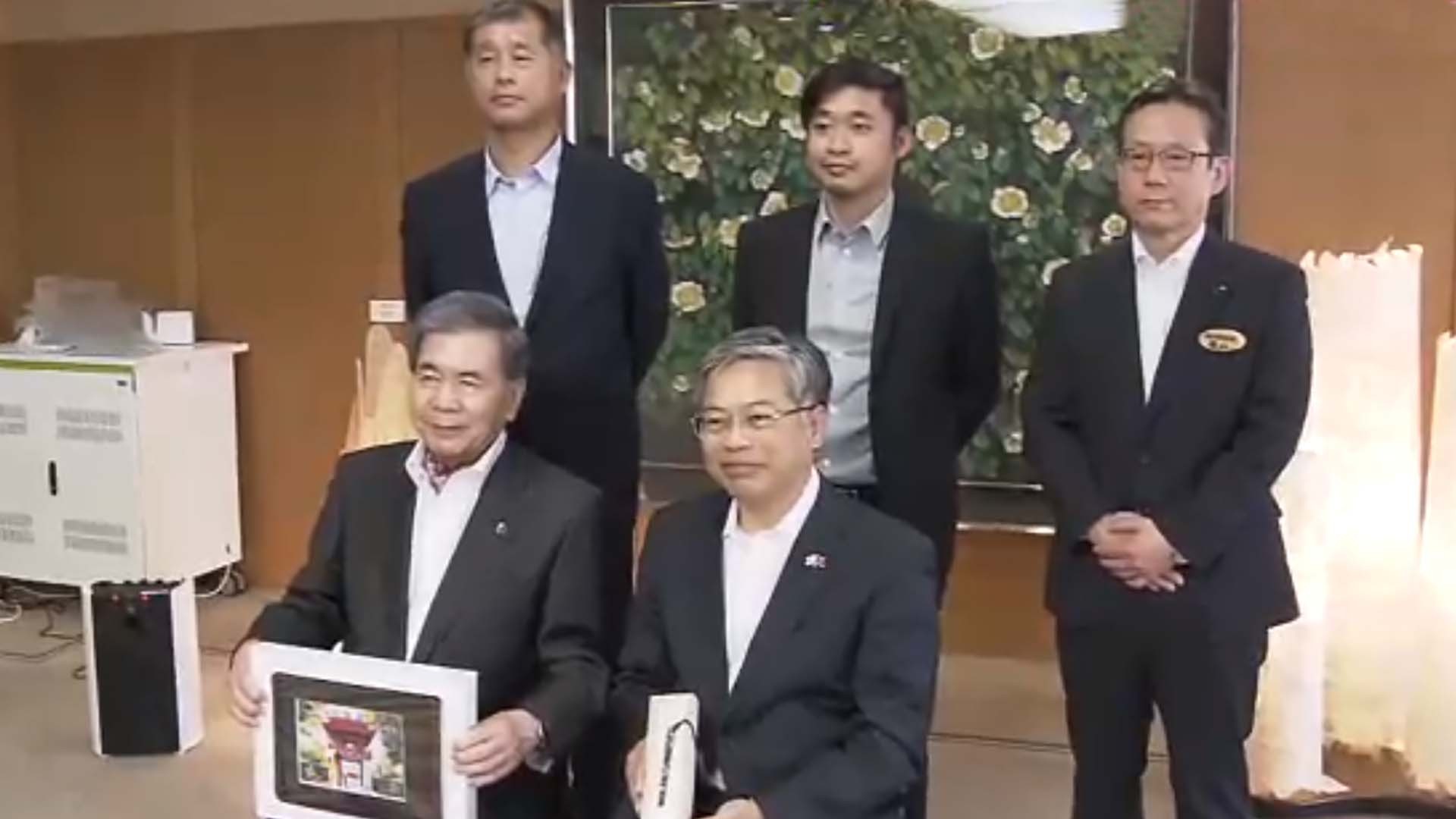 Tổng lãnh sự Việt Nam tại Fukuoka Vũ Bình đã đến thăm và có buổi nói chuyện thân mật với Thống đốc tỉnh Kumamoto Kabashima. (Nguồn: NHK)