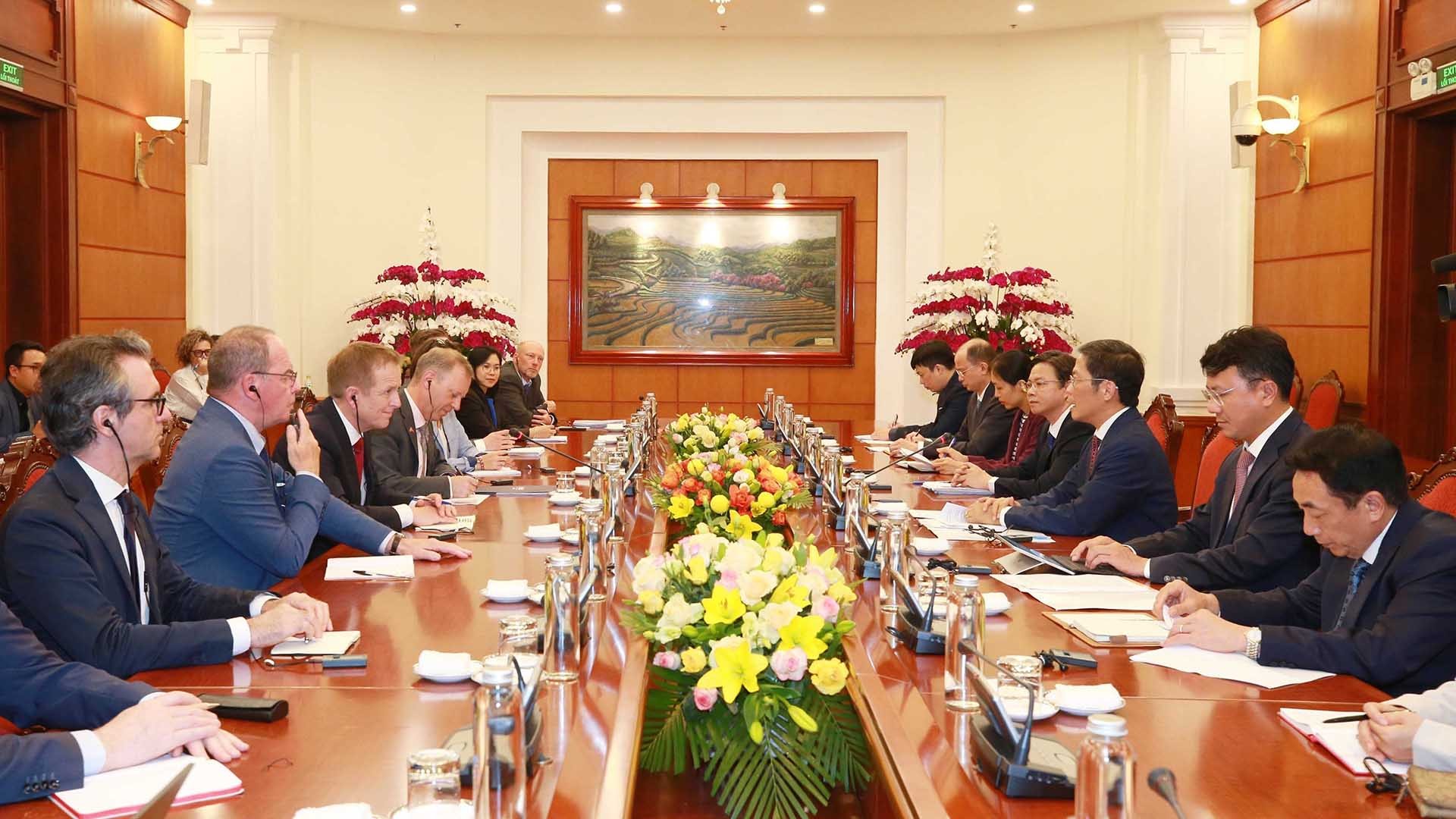 Trưởng ban Kinh tế Trung ương Trần Tuấn Anh tiếp ông John Murton. (Nguồn:  TTXVN)