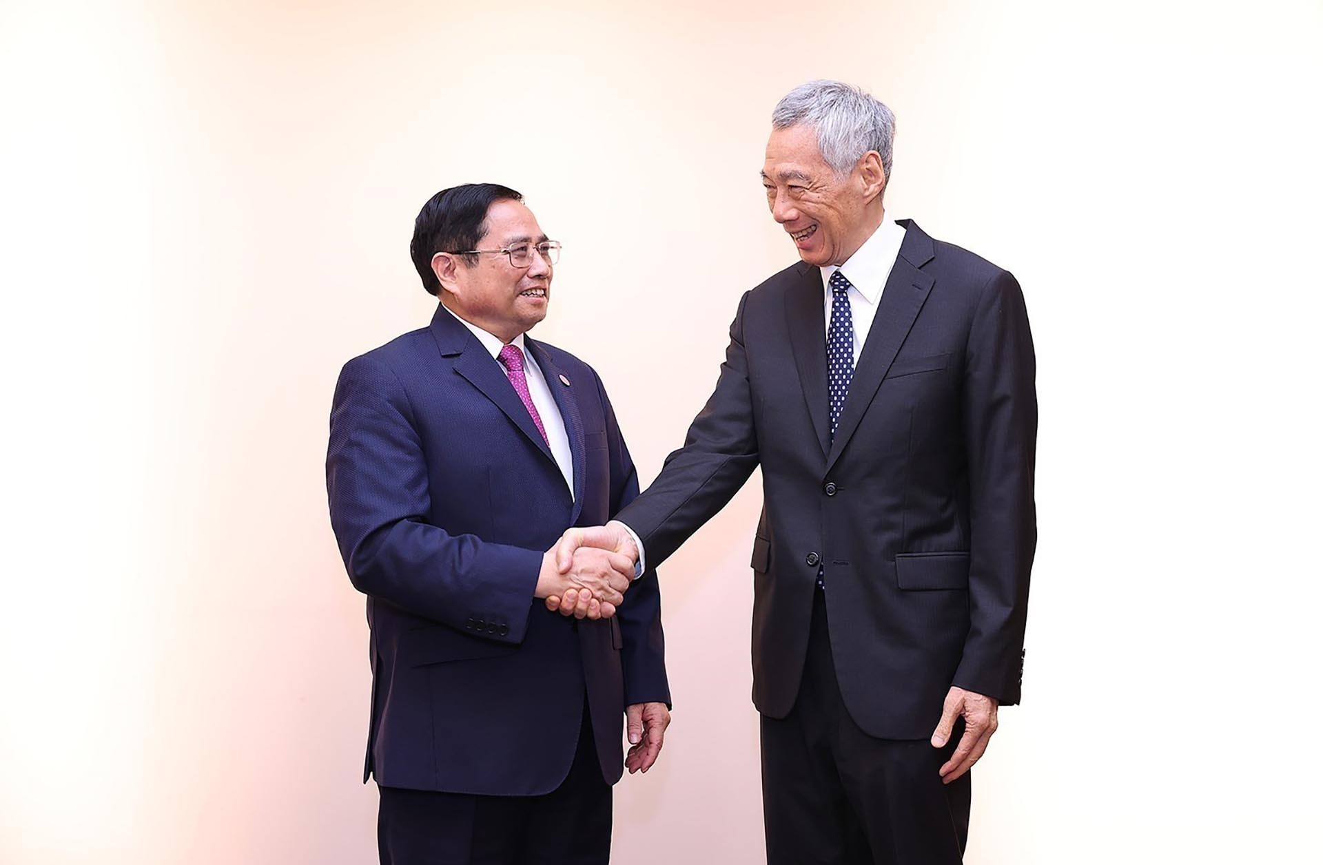 Thủ tướng Phạm Minh Chính và Thủ tướng Singapore Lý Hiển Long. (Nguồn: TTXVN)