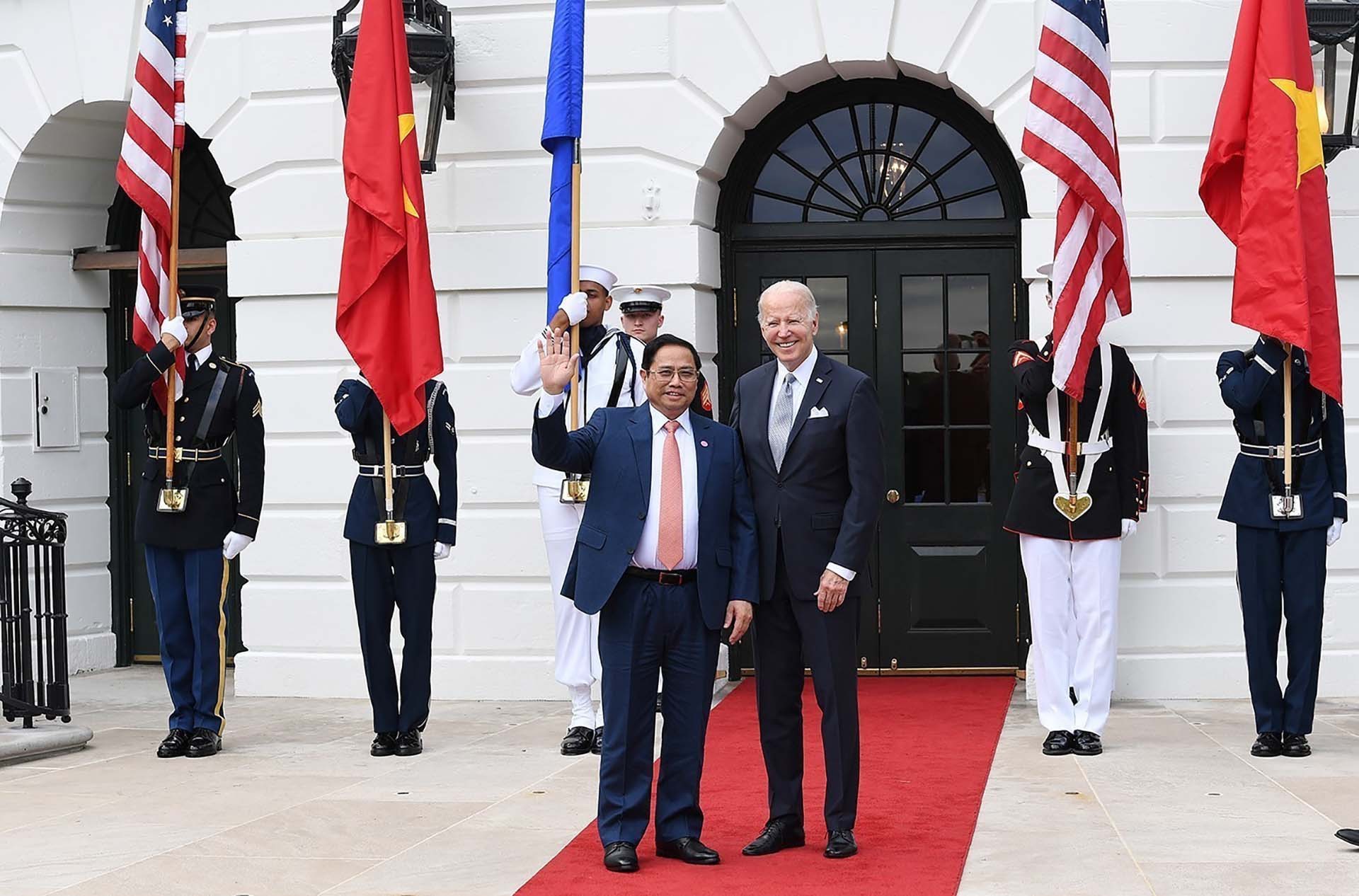 Tổng thống Hoa Kỳ Joseph Robinette Biden Jr. đón Thủ tướng Phạm Minh Chính. (Nguồn: TTXVN)