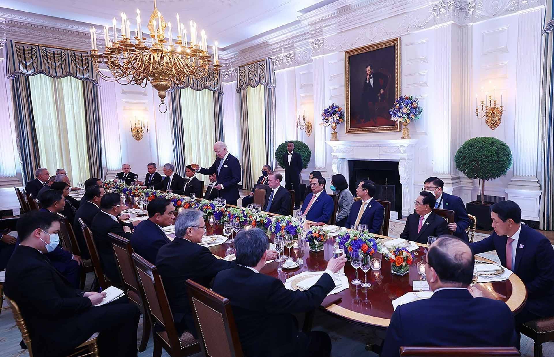 Thủ tướng Phạm Minh Chính và các nhà lãnh đạo ASEAN dự chiêu đãi của Tổng thống Hợp chúng quốc Hoa Kỳ Joseph Robinette Biden Jr. (Nguồn: TTXVN)