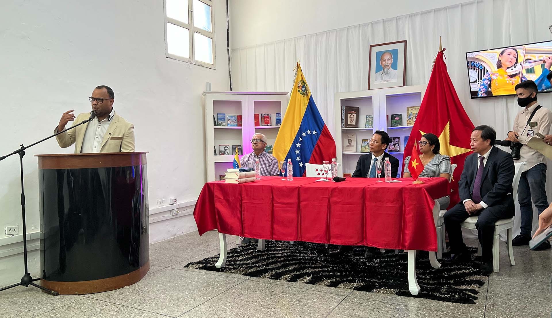 Hiệu trưởng Trường Đại học Thực nghiệm Romulo Gallegos José Ángel Torrealba Torres phát biểu.